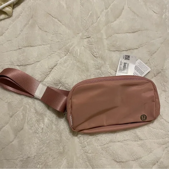 Lululemon Everywhere 1L Belt Bag in Pink Pastel - Picture 11 of 11